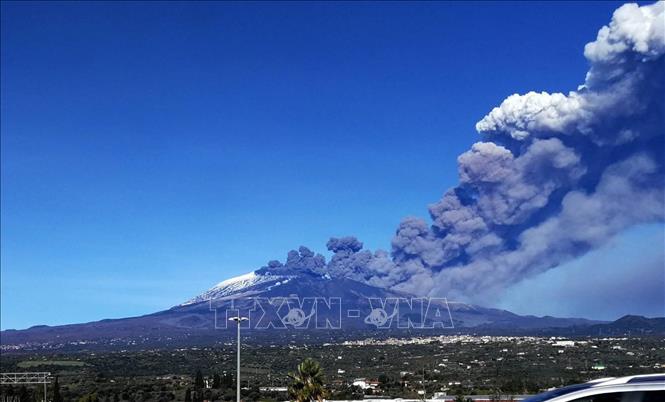 Tro bụi phun lên từ núi lửa Etna ở Sicily, Italy. Ảnh: THX/TTXVN phát