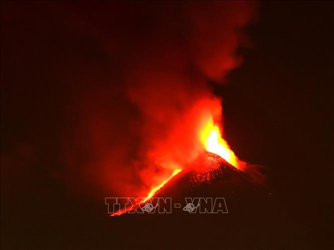 Núi lửa Etna phun trào tại Sicily, Italy. Ảnh: THX/TTXVN phát