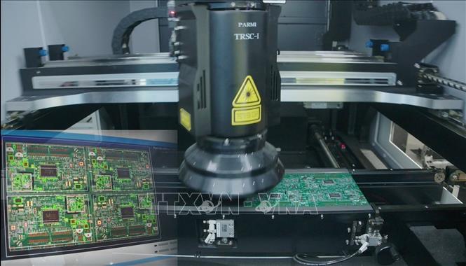 Dây chuyền sản xuất chip tại một nhà máy của Trung tâm Xúc tiến Internet Công nghiệp Con đường Tơ lụa (CPIIS) Trung Quốc. Ảnh: TTXVN phát