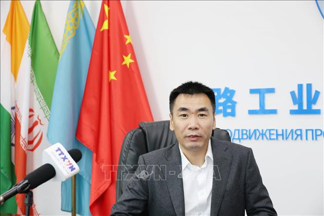 Ông Cao Kim Long, Tổng công trình sư thuộc Trung tâm Xúc tiến Internet Công nghiệp Con đường Tơ lụa (CPIIS) Trung Quốc trả lời phỏng vấn phóng viên TTXVN tại Bắc Kinh. Ảnh: Công Tuyên-PV TTXVN tại Trung Quốc