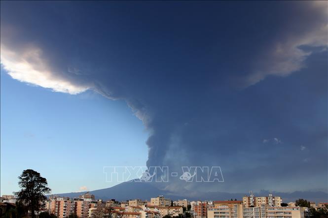Tro bụi phun lên từ núi lửa Etna ở Sicily, Italy. Ảnh: THX/TTXVN phát