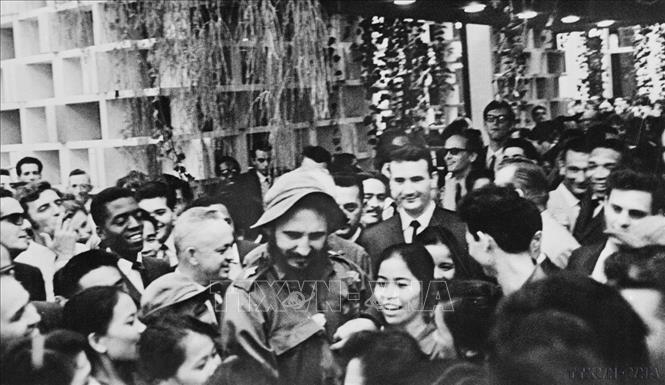 Thủ tướng Cuba Fidel Castro đội chiếc mũ giải phóng quân miền Nam Việt Nam trong buổi chiêu đãi các đại biểu dự Hội nghị Đoàn kết Mỹ La tinh lần thứ nhất (1967). Ảnh: Tư liệu TTXVN