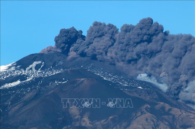 Tro bụi phun lên từ núi lửa Etna ở Sicily, Italy. Ảnh: THX/TTXVN phát