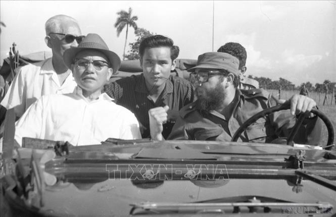 Đồng chí Fidel Castro đích thân lái xe đưa Phó Thủ tướng Lê Thanh Nghị thăm các cơ sở chăn nuôi ở ngoại thành La Habana (Cuba, 15/9/1967). Ảnh: TTXVN