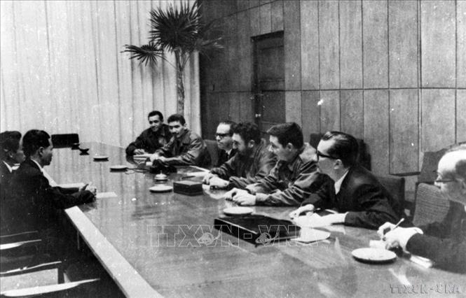 Đồng chí Fidel Castro cùng Bộ Chính trị Trung ương Đảng Cộng sản Cuba tiếp đồng chí Hoàng Bích Sơn, trưởng đoàn đại biểu thường trực Mặt trận DTGP miền Nam Việt Nam tại Cuba và đồng chí Ngô Mậu, Đại sứ Việt Nam tại Cuba (14/2/1968). Anh: TTXVN
