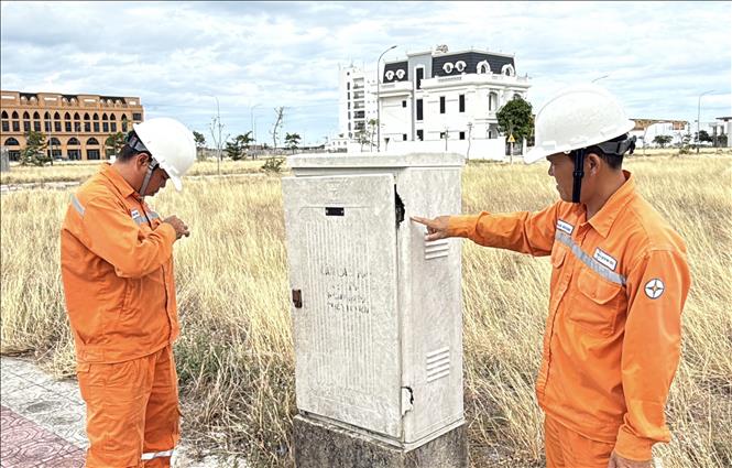 Nhiều tủ điện hạ thế tại tỉnh Đắk Lắk bị kẻ gian phá hỏng để lấy trộm thiết bị bên trong. Ảnh: Tường Quân – TTXVN 