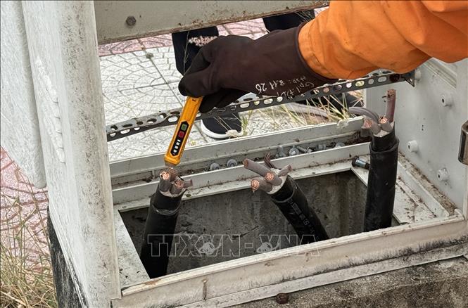 Các đối tượng cắt trộm cáp điện tại một tủ điện hạ thế ở khu dân cư thuộc phường Phú Yên (Đắk Lắk). Ảnh: Tường Quân – TTXVN 