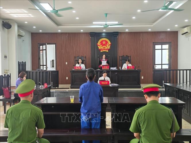 Hội đồng xét xử công bố quyết định đưa vụ án ra xét xử. Ảnh: Kim Anh - TTXVN