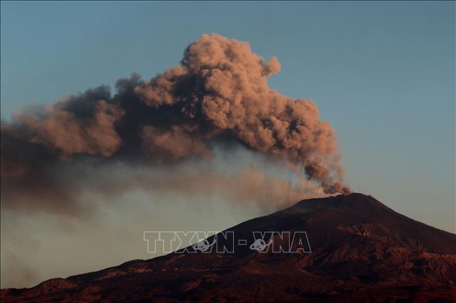 Tro bụi phun lên từ núi lửa Etna ở Sicily, Italy. Ảnh: THX/TTXVN phát