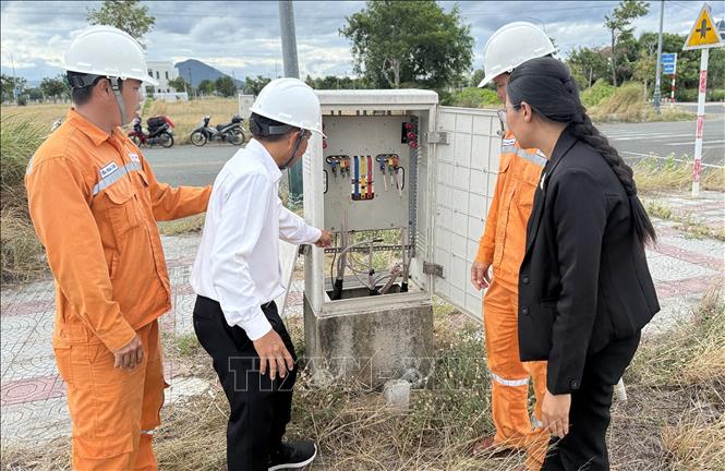 Một tủ điện hạ thế tại Khu đô thị Nam Tuy Hòa (phường Phú Yên, tỉnh Đắk Lắk) bị lấy cắp vật tư, thiết bị điện dù đang được vận hành cung cấp điện cho người dân. Ảnh: Tường Quân – TTXVN 