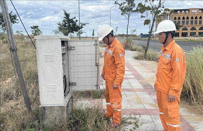 Công nhân Điện lực Tuy Hòa kiểm tra một tủ điện hạ thế trên địa bàn quản lý. Ảnh: Tường Quân – TTXVN 