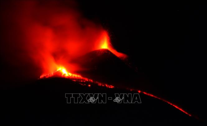 Núi lửa Etna phun trào tại Sicily, Italy. Ảnh: THX/TTXVN phát