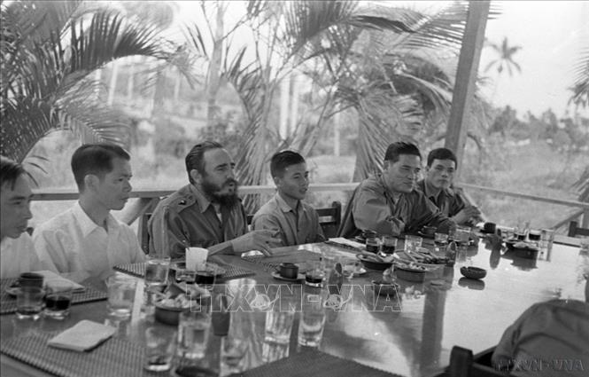 Đồng chí Fidel Castro nói chuyện thân mật với đoàn đại biểu hai miền Nam - Bắc Việt Nam tham gia lao động chặt mía, nhân kỷ niệm Ngày thành lập lập Mặt trận DTGP miền Nam Việt Nam (Cuba, 20/12/1969). Ảnh: TTXVN