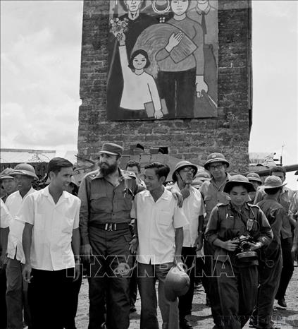 Bí thư Thứ nhất Đảng Cộng sản Cuba, Thủ tướng Chính phủ Cách mạng Cuba Fidel Castro thăm thị trấn Đông Hà (Quảng Trị) bị chiến tranh phá hủy, đang được khôi phục lại (9/1973). Ảnh: TTXVN
