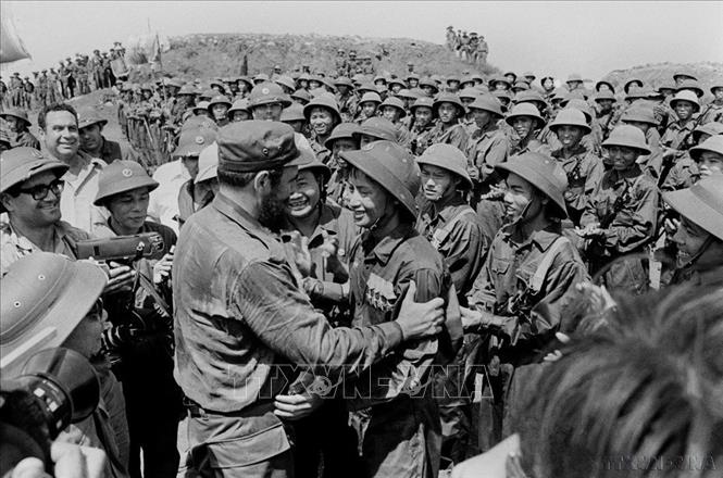 Tổng tư lệnh Fidel Castro - Vị nguyên thủ nước ngoài đầu tiên và duy nhất trên thế giới đến thăm vùng giải phóng ở Quảng Trị năm 1973. Trong ảnh: Bí thư Thứ nhất Đảng Cộng sản Cuba, Thủ tướng Chính phủ Cách mạng Cuba Fidel Castro gặp gỡ các chiến sĩ Đoàn Khe Sanh, Quân giải phóng Trị Thiên - Huế, tại cao điểm 241 Tân Lâm. (9/1973). Ảnh: TTXVN