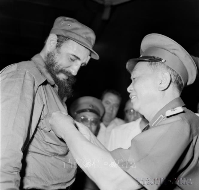  Đại tướng Võ Nguyên Giáp tặng Thủ tướng Cuba Fidel Castro huy hiệu “Chiến sĩ Điện Biên Phủ”, tối 13/9/1973, tại Hà Nội. Ảnh: TTXVN