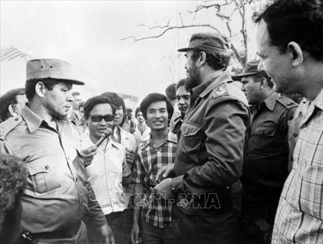 Chủ tịch Cuba Fidel Castro nói chuyện thân mật với cán bộ, học sinh Việt Nam tham gia lao động tại công trường xây dựng 