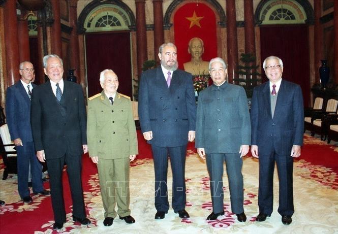 Sau chuyến thăm lịch sử vào tháng 9/1973, lãnh tụ Fidel Castro còn có thêm hai chuyến thăm Việt Nam vào các năm 1995 và 2003. Trong ảnh: Tổng Bí thư Đỗ Mười, Chủ tịch nước Lê Đức Anh, Thủ tướng Võ Văn Kiệt, Đại tướng Võ Nguyên Giáp dự buổi chiêu đãi trọng thể Chủ tịch Fidel Castro trong chuyến thăm Việt Nam (08/12/1995) Ảnh: Minh Điền - TTXVN