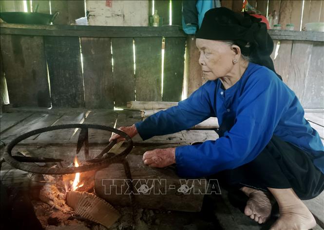 Bà Lý Thị Xoa, mẹ liệt sĩ Lý Văn Thàng, vẫn ngóng chờ tin người con trai đã hy sinh 45 năm trước. Ảnh: Đức Thọ - TTXVN