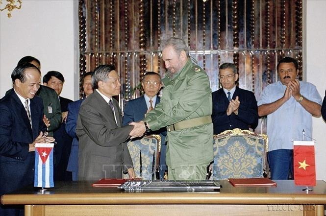 Tổng Bí thư Lê Khả Phiêu và Bí thư thứ nhất Đảng Cộng sản Cuba Fidel Castro sau lễ ký Tuyên bố chung Việt Nam - Cuba, tại Thủ đô La Habana, trong chuyến thăm hữu nghị chính thức Cuba từ 7-14/7/1999. Ảnh: Cao Phong - TTXVN