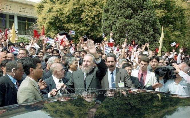 Sau chuyến thăm lịch sử vào tháng 9/1973, lãnh tụ Fidel Castro còn có thêm hai chuyến thăm Việt Nam vào các năm 1995 và 2003. Trong ảnh: Đồng chí Fidel Castro, Bí thư thứ nhất BCH TƯ Đảng Cộng sản Cuba, Chủ tịch Hội đồng Nhà nước và Chính phủ Cuba thăm trường Đại học Bách khoa – Hà Nội, ngày 23/2/2003, trong chuyến thăm hữu nghị chính thức Việt Nam. Đức Tám – TTXVN