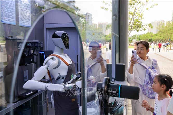 Robot hình người làm kem phục vụ khách tham quan tại một công viên ở Thâm Quyến, tỉnh Quảng Đông, Trung Quốc, ngày 3/8/2026. Ảnh: THX/TTXVN phát