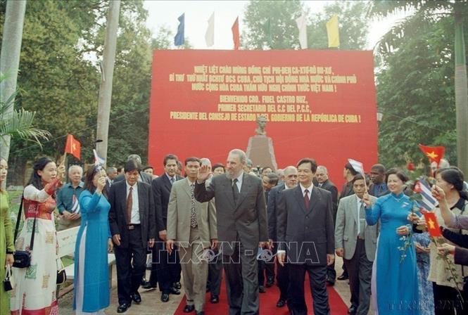 Chủ tịch Fidel Castro đến đặt vòng hoa tại Đài tưởng niệm anh hùng dân tộc Cuba Jose Marti, trong chuyến thăm hữu nghị chính thức Việt Nam (Hà Nội, 23/2/2003). Ảnh: Đức Tám - TTXVN