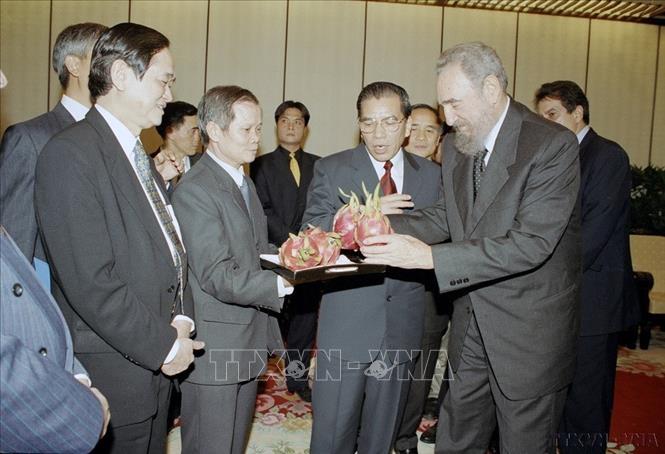 Tổng Bí thư Nông Đức Mạnh tặng Chủ tịch Fidel Castro những quả thanh long, trong chuyến thăm hữu nghị chính thức Việt Nam (Hà Nội, 23/2/2003). Ảnh: Đức Tám - TTXVN 