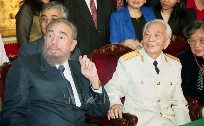 Sau chuyến thăm lịch sử vào tháng 9/1973, lãnh tụ Fidel Castro còn có thêm hai chuyến thăm Việt Nam vào các năm 1995 và 2003. Trong ảnh: Đồng chí Fidel Castro, Bí thư thứ nhất BCH Trung ương Đảng Cộng sản Cuba, Chủ tịch HĐNN và Chính phủ Cuba hội kiến Đại tướng Võ Nguyên Giáp tại tư dinh của Đại tướng, nhân chuyến thăm hữu nghị chính thức Việt Nam (22/2/2003). Ảnh: Nhan Sáng – TTXVN