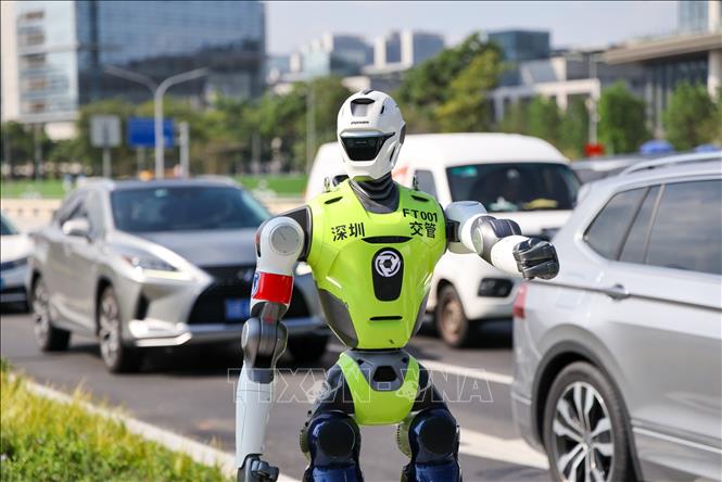 Robot hình người làm nhiệm vụ điều tiết giao thông tại thành phố Thâm Quyến, tỉnh Quảng Đông, Trung Quốc, ngày 6/8/2026. Ảnh: THX/TTXVN phát