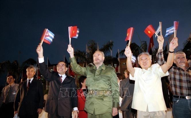  Tổng Bí thư Nông Đức Mạnh và Chủ tịch Fidel Castro tham dự cuộc mit tinh được tổ chức tại trường Đại học Tin học La Habana với sự tham dự của 5000 sinh viên Cuba, ngày 8/3/2004. Ảnh: Xuân Tuân – TTXVN
