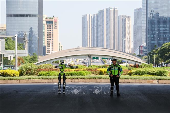 Robot hình người làm nhiệm vụ điều tiết giao thông tại thành phố Thâm Quyến, tỉnh Quảng Đông, Trung Quốc, ngày 6/8/2026. Ảnh: THX/TTXVN phát