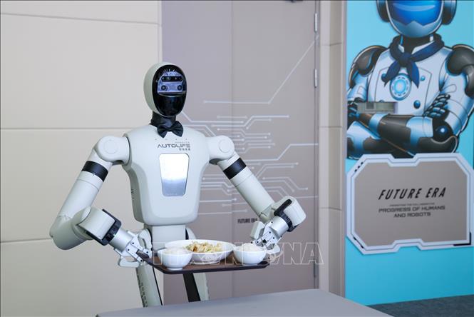 Robot hình người phục vụ tại một nhà hàng ở thành phố Thâm Quyến, tỉnh Quảng Đông, Trung Quốc, ngày 4/8/2026. Ảnh: THX/TTXVN phát