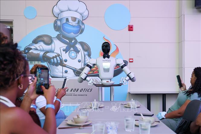 Robot hình người phục vụ tại một nhà hàng ở thành phố Thâm Quyến, tỉnh Quảng Đông, Trung Quốc, ngày 4/8/2026. Ảnh: THX/TTXVN phát