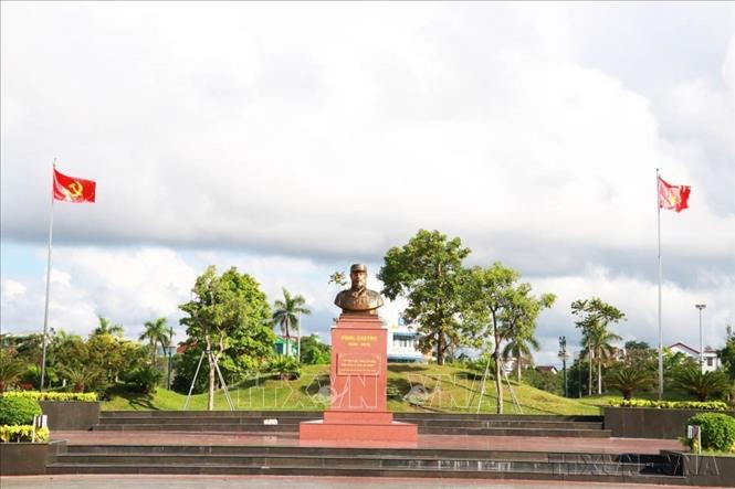 Công viên Fidel trên đường Trần Hưng Đạo, phường Đông Hà, là một điểm Lãnh tụ Fidel Castro dừng chân trong chuyến thị sát năm xưa đến Quảng Trị. Chính giữa công viên là tượng Lãnh tụ Fidel Castro; phần đế tượng có khắc câu nói nổi tiếng của ông: “Vì Việt Nam, Cuba sẵn sàng hiến dâng cả máu của mình
