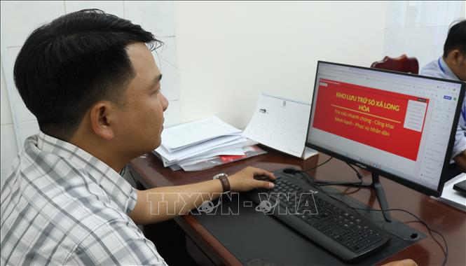 Từ số hóa hồ sơ, tổ chức lại quy trình tiếp nhận đến giải quyết thủ tục không phụ thuộc địa giới hành chính, hiệu quả ngày càng được nhìn bằng những kết quả cụ thể. Ảnh: Hữu Duyên - TTXVN