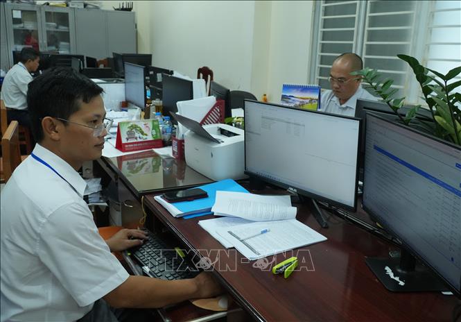 Khi phương thức làm việc thay đổi, cán bộ không thể chỉ dựa vào kinh nghiệm nghiệp vụ mà phải liên tục học để theo kịp công nghệ và đáp ứng yêu cầu phục vụ. Ảnh: Hữu Duyên - TTXVN
