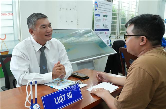 Tại Trung tâm Phục vụ Hành chính công phường An Lạc, người dân được luật sư tư vấn nhiều thủ tục pháp lý từ cơ bản đến phức tạp. Ảnh: Hữu Duyên - TTXVN