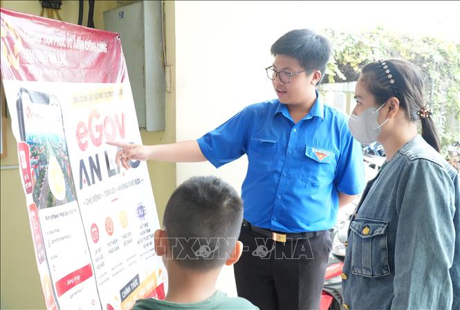 Phường An Lạc phát triển thêm nhiều nền tảng, ứng dụng công nghệ để đem lại nhiều tiện ích cho người dân. Ảnh: Hữu Duyên - TTXVN