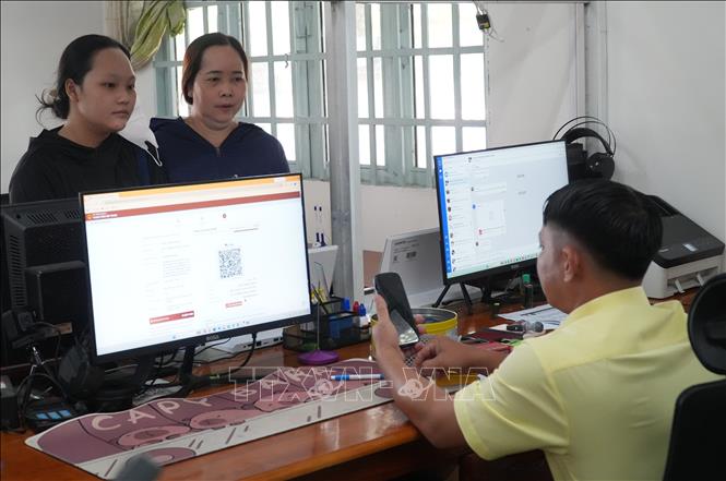 Chiếc điện thoại không còn chỉ là phương tiện liên lạc mà trở thành “cửa ngõ” để người dân tiếp cận dịch vụ công, y tế, giao dịch và nhiều tiện ích khác trong đời sống. Ảnh: Hữu Duyên - TTXVN