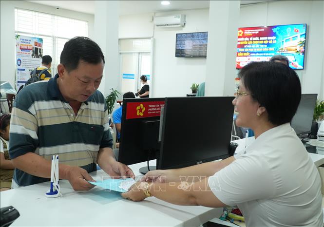 Phong cách và thái độ phục vụ người dân là điểm thay đổi đáng kể nhất trong bộ máy chính quyền cơ sở. Ảnh: Hữu Duyên - TTXVN