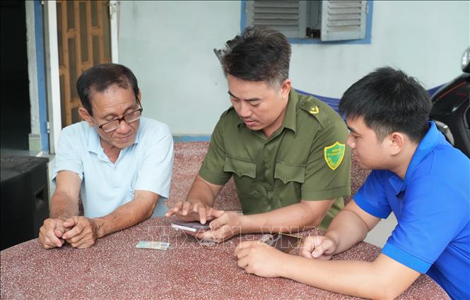 Lực lượng tại chỗ  được duy trì như một “điểm tựa số”, hỗ trợ khi người dân gặp một thủ tục mới, một ứng dụng mới hay một nguy cơ mới trên môi trường mạng. Ảnh: Hữu Duyên - TTXVN