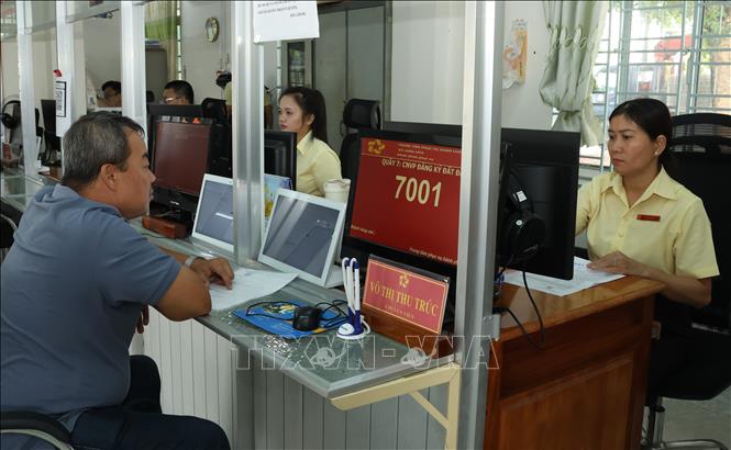 Cán bộ, công chức sử dụng công nghệ mang lại hiệu quả trong công việc. Ảnh: Hữu Duyên - TTXVN