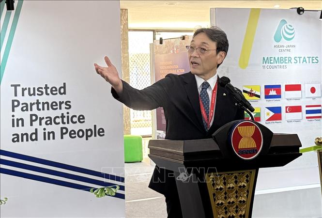 Ông K. Chris Hirabayashi, Tổng Thư ký Trung tâm ASEAN - Nhật Bản phát biểu khai mạc triển lãm. Ảnh: Đỗ Quyên – PV TTXVN tại Indonesia