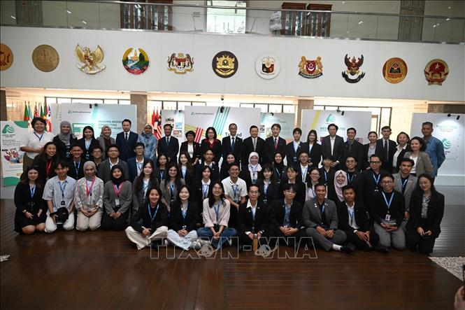 Các lãnh đạo trẻ đến từ 10 nước ASEAN và Nhật Bản chụp ảnh lưu niệm cùng các đại biểu quan chức ASEAN. Ảnh: Đỗ Quyên – PV TTXVN tại Indonesia