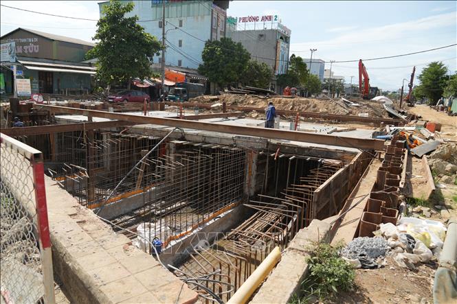 Công trường xây dựng, đan thép và đổ bê tông đậy kín mặt kênh ngầm giúp thu gom nước mưa và giải quyết tình trạng ngập úng. Ảnh: Anh Dũng - TTXVN