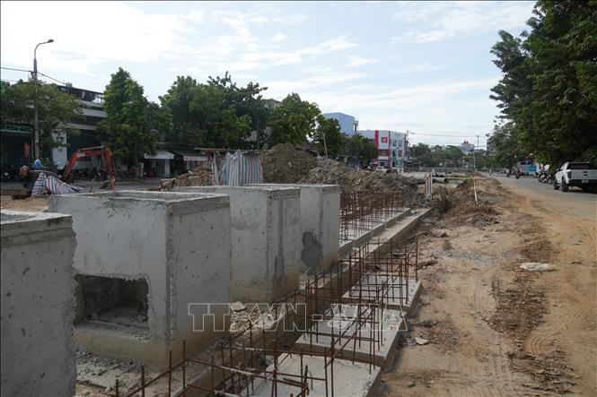 Thi công đậy kín tuyến kênh hở dài khoảng 500m khu vực đường Hồng Thái - Tân Trào (giáp ranh phường Hòa Khánh và Thanh Khê), đúc và lắp đặt hệ thống hố ga, cống hộp bê tông nhằm kịp hoàn thành trước mùa mưa năm 2026. Ảnh: Anh Dũng - TTXVN