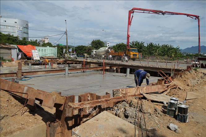 Huy động xe cơ giới, máy bơm cùng lực lượng công nhân đẩy nhanh tiến độ thi công các hạng mục cống thoát nước trọng điểm. Ảnh: Anh Dũng - TTXVN