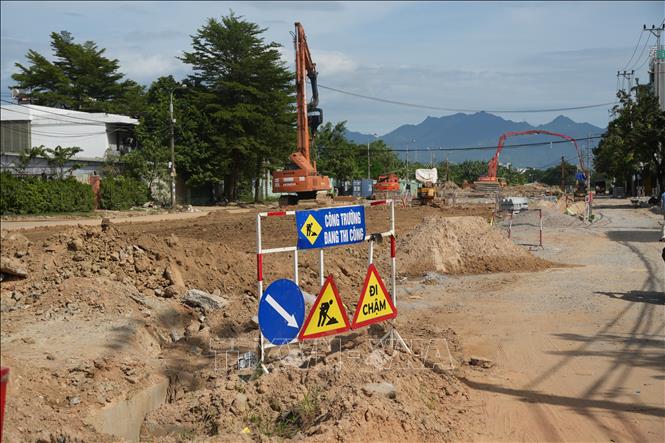 Huy động xe cơ giới, máy bơm cùng lực lượng công nhân đẩy nhanh tiến độ thi công các hạng mục cống thoát nước trọng điểm. Ảnh: Anh Dũng - TTXVN