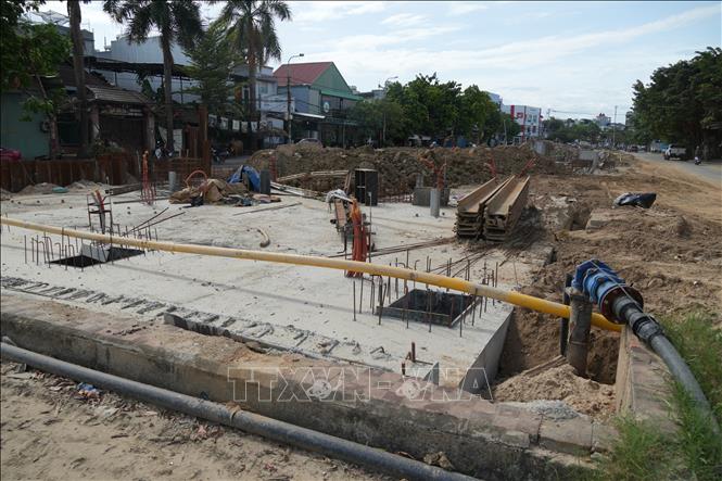 Công trường xây dựng, đan thép và đổ bê tông đậy kín mặt kênh ngầm giúp thu gom nước mưa và giải quyết tình trạng ngập úng. Ảnh: Anh Dũng - TTXVN